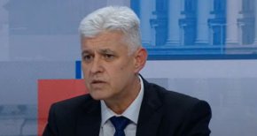 
„Български войник няма да стъпи в Украйна”, заяви служебният министър на отбраната Димитър Стоянов. „Гледам дебата по btv, как Свиленски лъже безобразно! Ганев му приглася! Заформя се коалиция на лъжците! България не е изпращала и няма да изпраща български войници в Украйна”, категоричен бе той.