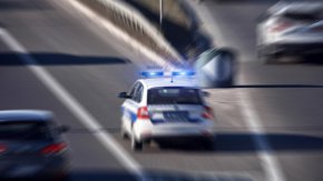 
Отказал е да даде проба за наркотици, научи NOVA. Опитал и да даде подкуп на полицаите. В автомобила му са открити тревиста маса и синтетични наркотици. 