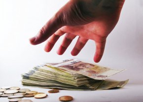 
КНСБ настоява за ръст на доходите за всички работещи в бюджетната сфера с 10 процента от 1 юли 2023 година, за да се компенсира прогнозираната инфлация до края на годината