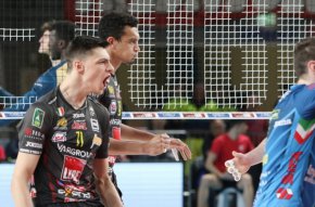 В първите два двубоя Верона надигра съперника с 3:0 и 3:2 гейма. Така възпитаниците на Радостин Стойчев водят в серията с 2-1 победи. Играе се до 3 победи от 5 мача.