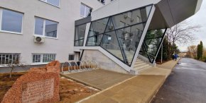   Основната сграда на Националната спортна академия е напълно преобразена, докато прекрасният парк на висшето училище продължава да бъде реновиран.