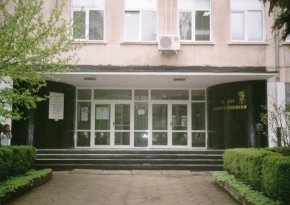 
На мястото има полицейски екипи, които претърсват сградата на училището.