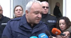 
„Точно това поражда проблеми. Протоколът е от 2000 г. Днес свиквам работна група, която да го прегледа, за да се реализират реалните опасности преди да се пристъпи към евакуация на училища, летища и тн.”, уточни Иван Демерджиев.

