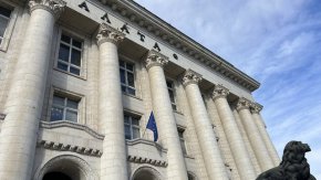 
Според тримата апелативни съдии, въпреки обвинението и издирването й от Руската федерация, Марчукова е под контрол на властите у нас от момента на влизането си в България. Има и  адрес, на който да търпи домашния си арест, затова не е необходимо да бъде продължено нейното задържане.
