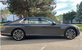 Седнете в G90 и бързо ще се убедите, че това е оазис на лукса. Знам, че това звучи като от брошура, но е истина. Много от характеристиките на интериора показват, че Genesis има предвид комфорта и удобството на своите собственици. Дори не си помисляйте да посегнете да затворите някоя врата; и четирите могат да се управляват електрически, като бутоните на предната и задната конзола затварят вратите при натискане. (Все още обаче трябва да ги отваряте ръчно.)