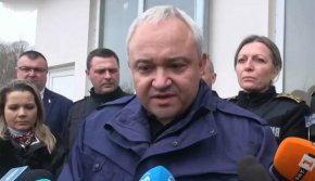 
Нагледно пособие за преобуване във въздуха демонстрира служебният вътрешен министър Иван Демерджиев, който отрече да е имал предвид руската държава, когато каза, че зад масовите бомбени заплахи в училища в страната стоят "хибридни атаки, свързани с Русия". Думите му дойдоха след коментар потемата от от страна на руското посолство в България.