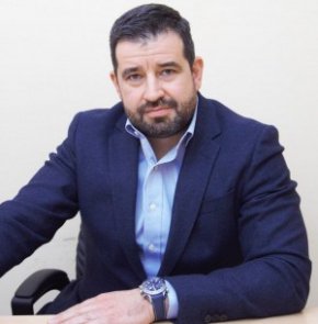 Асистент е в Медицински университет - Пловдив. Има юридически опит като адвокат.
Мавров поема поста от д-р Александър Златанов, настоящ зам.-министър на здравеопазването.