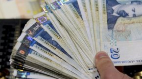 
От една от къщите полицията задържа мъж. Има данни, че е замесен в купуване на гласове за вота в неделя.
