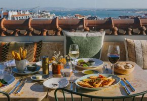 
Преди това изоставен дворец от 18-ти век, хотелът е преустроен в чест на цветовете, шарките и светлината на общността. Дотолкова свикнала с бутиковите зрелища на покрива, че избрах коженото си яке с ресни вместо уютното си дънково яке, когато се впуснах в Lumi. Пристигнах почти целият в пот след изкачването на хълма, но изненадващо не ме посрещнаха дълги опашки, а невероятно любезен персонал.