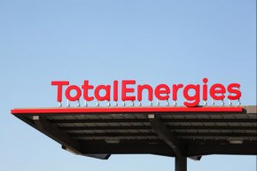 
TotalEnergies отхвърли твърденията, като ги нарече скандални и клеветнически. "Тези обвинения срещу нашата компания, която извършва дейността си в строго съответствие с политиката на Европейския съюз и приложимите европейски мерки за санкции, са особено сериозни и неоснователни в светлината на обясненията, които сме предоставили", заяви компанията.