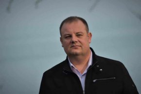 
    Всъщност в разговора изнудваният ром казва, че никой не го е принудил и  не е пускал жалба за купуване на гласове, а е казал, само че Пейчев раздава пари на заем и че заедно с „депутат“ са давали пари за лекарства, това и за което медията ни писа. 