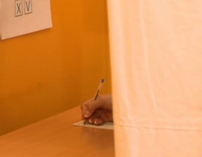 Съпредседател на ПП - Асен Василев пък успя да гласува чак от третия опит - заради проблеми с устройството