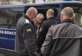 
Съдът прие, че има опасност той да се укрие и има обосновано предположение, че е автор на деянието, за което го грозят до 5 г. затвор и 10 000 лв. глоба.
