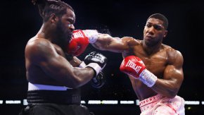 
Антъни Джошуа победи Джърмейн Франклин по точки в Лондон в първия си мач след реванша с Александър Усик. Бившият световен шампион контролираше двубоя, но не успя да нокаутира съперника си, както се канеше.