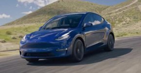 
Последните данни за компанията на Илон Мъск показват приблизително 4% увеличение от доставките през четвъртото тримесечие на 2022 г., когато Tesla обяви малко над 405 000 бройки, и увеличение от около 36% спрямо първото тримесечие на 2022 г., когато отчете около 310 000 доставки.
