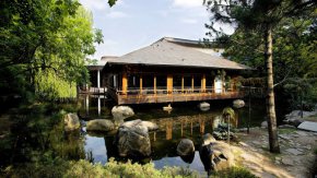 Впетчатленията от кухнята са добри, макар европеизацията да е отчетлива и определена. Обслужването също е на ниво, като изключим подканването на резервиралите и задаването на ненужни въпроси към тях преди пристигането им – дали не и с цел да се откажат в полза на закъснели клиенти от местата си.
