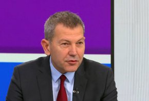 
Той допълни, че от утре започва поетапното качване на записи от секциите. На места не е имало нито излъчване, нито запис. Не са регистрирани хакерски атаки към платформата за онлайн предаване.