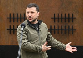 Украинският президент също така призова за допълнителна военна подкрепа и за бърза доставка на оръжия и друго оборудване от САЩ, които вече бяха обещани.