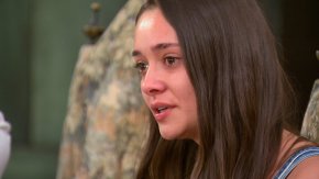 
Зрителите ще станат свидетели и на дългоочакваното за Пам романтично уединение с Евгени. Есеистката ще бъде откровена пред музиканта за трудния път, през който е преминала, и за негативните нагласи, с които се е сблъскала още преди да започне да се снима. Това ще окуражи Евгени също да разкаже за неодобрението, което е срещал в професията си, от хора, които не са вярвали в таланта му.