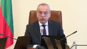 
„Въпреки трудностите, пред които бяхме изправени, включително и заради прибързани и необмислени промени в изборното законодателство, отново се справихме с нашата част от отговорността за подготовката и провеждането на предсрочния парламентарен вот", коментира още министър-председателят. И допълни, че България ще има действащо, макар и служебно правителство, докато се изясни дали ще бъде съставено редовно.