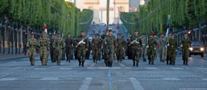
Обявяването на повишаването на възрастта за резервистите идва на фона на продължаващите вълнения във връзка с пенсионната реформа, която увеличава възрастта за пенсиониране във Франция с две години - от 62 на 64 години. Самата мярка, съчетана с решението на президента Еманюел Макрон да прокара реформата без пълна законодателна процедура, се оказа непопулярна, като предизвика стачки, масови протести и широко разпространено насилие в цялата страна.

 