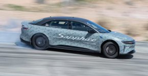 Това е Lucid Air, който инженерите по шасито са искали да създадат от известно време. Според директора по шасито и динамиката на автомобила Дейвид Ликфолд той все още е "до голяма степен шосеен автомобил", "но е много по-целенасочен и жертваме част от обхвата за по-агресивна настройка на шасито. Той показва скрития потенциал."

 