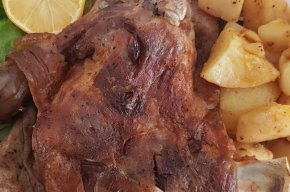 
    "От година на година цените се вдигат, инфлацията е жестока. Агнешкото от фермите е между 10 и 12 лв., което е поскъпване с около 2 лв. на килограм живо тегло в сравнение с миналата година. При тази цена трупното месо в магазините е 25 - 30 лв. за килограм. Говорим за агнета, не говорим за шилета и животни, които отдавна са отбити и нямат това качество на месото", посочи той.
