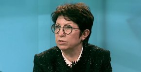 Второ, защото не е удобно блъснала в депутатското си битие и потрошила жена на пешеходна пътека юристка, отървала се със светкавично споразумение с прокуратурата, да бъде водач на листа. Няма как Събев да не е помогнал всячески за кампанията и двата пъти, включително на 2 април.