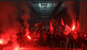 
Всички страни на конфликта са в очакване на решението на Конституционния съд на 14 април относно спорната пенсионна реформа. Тя предвижда увеличаване на възрастта на пенсиониране на 64 години и отмяна на по-ранното пенсиониране за някои сектори, но и 1200 евро минимална пенсия, което според опонентите ще засегне много малко хора.