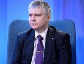 Сега за битността на „комуникационен специалист”, както беше представен пратеникът на ПП-ДБ и консултант на водещата от партиите в коалицията за втори поредни ИЗГУБЕНИ избори. 