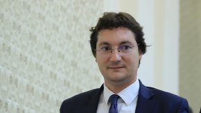 По думите му двете служебни правителства, в които е участвал, са се справили със задачите си. Различните ресори, които ние трябваше да ръководим и ще продължим да го правим, докато дойдат други, показаха добри резултати, заяви Зарков. Според него настоящото служебно правителство, въпреки изпитанията, се справи с основните си задачи.
