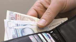 
Изплащането на великденска добавка става с отделен пенсионен запис и ще продължи до края на месец април т.г. В случай, че пенсионерът не успее да получи сумата в рамките на този срок, тя ще му бъде изплатена след поискване от териториалните поделения на Националния осигурителен институт.