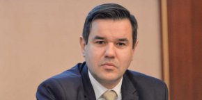 Министърът призна, че това е “антипазарна мярка”, но увери, че с нея държавната намеса ще бъде минимална. „Първоначалният анализ показва, че няма да се засегне пазара сериозно. Именно заради това са 17 продуктови групи по 1 артикул. Имайте предвид, че от продуктовите групи като кашкавал, мляко, кисело мляко, сирене, в големите магазини има над 20 артикула.