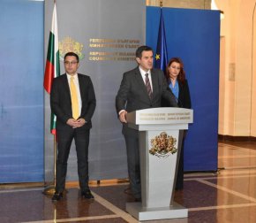 
С това решение отговаряме на глобалните процеси и повишеното търсене от различни компании в аутомотив сектора, които искат да инвестират близо до дома им в Европа", съобщи министърът на икономиката Н.Стоянов.