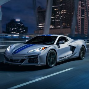 
Изборът на хибридния кабриолет ще струва още повече, тъй като цената на E-Ray с падащ покрив започва от 111 295 долара за базовата версия 1LZ. Тази ценова разлика от 7000 долара е същата, която разделя купето Z06 от кабриолета, чиято базова цена е 116 295 долара.