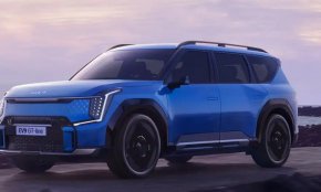 
Ако добавите и задвижване на всички колела, EV9 няма да е толкова бавен. Той развива 380 к.с. и 443 Нм въртящ момент и може да достигне 99.7 км/ч за 6,0 секунди. Има и опционален режим Boost, който увеличава въртящия момент до 516 lb-ft и намалява времето за ускорение до 5,3 секунди. Като се има предвид колко бавни са версиите със задно задвижване, няма да е страшно изненадващо, ако КИА реши да продава в САЩ само EV9 със задвижване на всички колела.