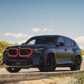 
Макар и да е подобен на обикновения модел XM с 644 к.с., електрифицираният силов агрегат на Label Red е подсилен, за да произвежда 738 к.с. и 738 фунтови фута въртящ момент. Тези максимални стойности се получават от 4,4-литров V-8 с двойно турбопълнене и електромотор, разположен между двигателя и осемстепенната автоматична трансмисия.