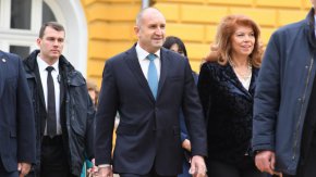 Радев допълни, че силно се надява бюджетът да бъде внесен от редовно правителство, но ако това не стане, то служебното правителство ще го стори.
"На 49-ото НС е отредена съдбовна роля. Всички очакваме час по-скоро то да вземе дълго отлагани решения", заключи държавният глава. 
