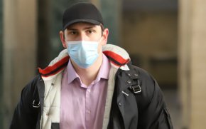  Младият мъж обаче бе оправдан по първоначално повдигнатото обвинение, че деянието е извършено умишлено и че представлява особено тежък случай.