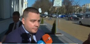 "Надяваме се на разум, това са екзотични идеи и проява на инат. Запазваме добрия тон, няма нужда от тежки противоречия и скандали. Хората ни изпратиха за пореден път, след пети избори, за да влезем и да работим. ИТН е тук,за да гарантира, че парламентът ще бъде работещ", каза още той.

 