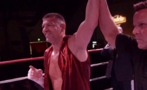 

Американецът поддържаше добре далечна дистанция, но Тервел го намери с ляв-десен прав в самия край на втория рунд и определено го разлюля. Последният гонг попречи на българина да завърши атаката си и да завърши двубоя, но все пак записа отчетливо попадение, което му даваше предимство в срещата. Вече дори реферът на ринга направи няколко забележки на Ходжгрийн за постоянното му навеждане и приклякване.
