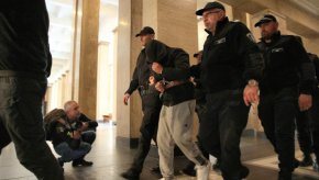 Пред апелативните магистрати адвокатът на Каймакчийски - Илиан Гергененов заяви, че подзащитният му има постоянен и установен адрес и трайна трудова заетост - той е специалист оперативно проектиране на мрежата в един от мобилните оператори