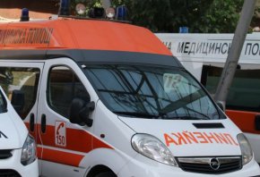 
Те нападнали словесно шофьора на линейката и искали да се саморазправят с него. Впоследствие го обградили и последвал побой. Шофьорът е удрян с юмруци по лицето и тялото.