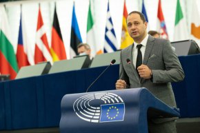 
Ръководителят на Делегацията на българските социалисти в ЕП Петър Витанов и още 12 евродепутати излязоха с призив към американския президент Джо Байдън, председателя на Еврокомисията Урсула фон дер Лайен и членовете на Европейския парламент. С него те подкрепят искането на световни учени за 6-месечен мораториум над развитието на изкуствения интелект и настояват за среща на високо ниво между САЩ и Европа. Призивът им е свързан с изпреварващите действия на технологичните компании и рисковете за човешките права. 