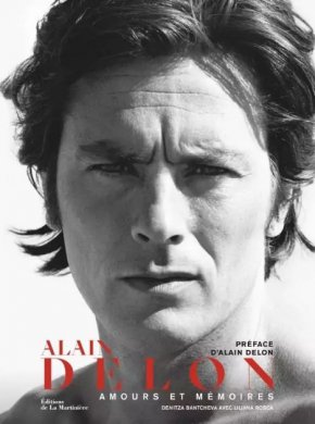 От 2012 до 2017 тя е вицепрезидент на Академия Люмиер, която присъжда награди, считани за еквивалент на Златен глобус.
