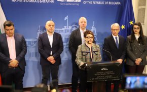 
Очакваше ГЕРБ-СДС да проведе среща с Възраждане. От партията на Костадин Костадинов обаче съобщиха, че разговорът се отлага за сряда.