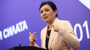 Повечето евродепутати настояха страните членки да изпълнят заповедта на Международния наказателен съд, както и да се помисли за санкции срещу трети страни, които отказват да направят това.