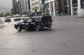 
Толкова за паметта и липсата.
Пазете се по кръстовищата. Особено на червено", написа журналистът Миролюба Бенатова.

 