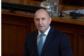 

След като бъдат проведени консултации с всички парламентарно представени партии държавният глава ще връчи и първият проучвателен мандат за съставяне на правителство на ГЕРБ-СДС.