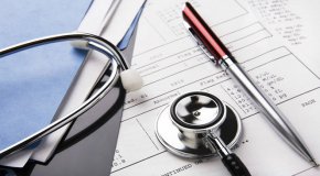 
Над 3 милиарда и 300 милиона лева за болнична медицинска помощ са заложени в проекта за бюджет на Здравната каса за тази година, който трябва да бъде одобрен от Министерския съвет и парламента, за да влезе в сила. Тези пари са с над 582 милиона лева повече спрямо предходната година. Планирано е събирането на около 527 милиона лева повече от здравни вноски.